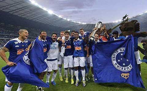 Cruzeiro saat menjuarai liga Brasil pada 2015./Reuters-Pedro Vilela