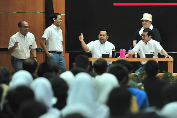  Presiden Jokowi Pangling Lihat Nadiem Makarim yang Pakai Seragam SMA