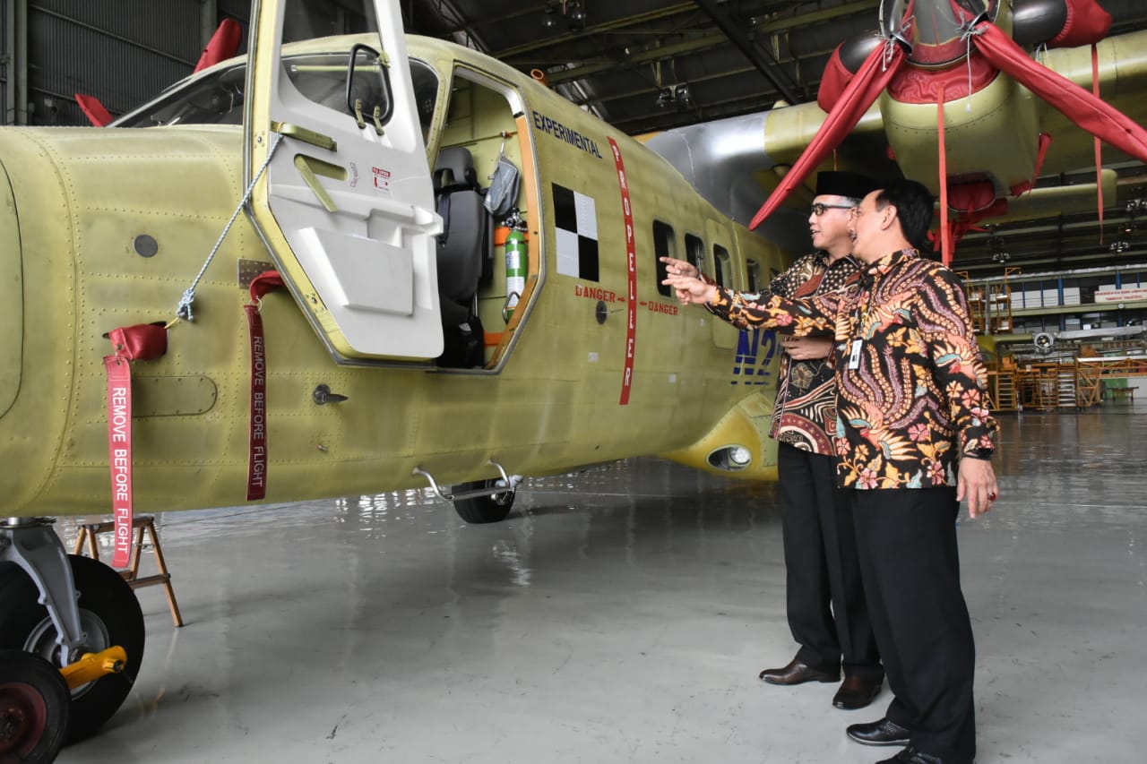 Plt Gubernur Aceh, Nova Iriansyah didamping Dirut PT. Dirgantara Indonesia, Elfien Goentoro saat meninjau pesawat N219 di hanggar PT. Girgantara Indonesia, Senin, 9 Desember 2019. (Foto: BPPA/ Saifullah S)