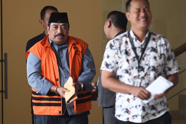  KPK Menggeledah Kantor BPR Indramayu