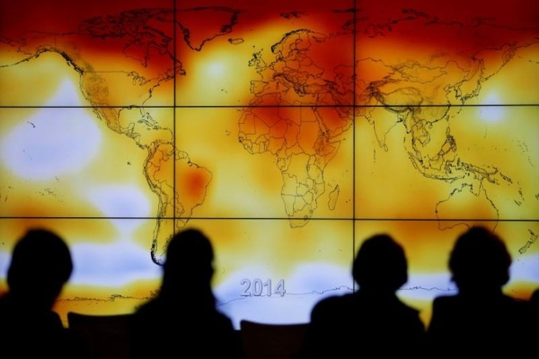 Peserta World Climate Change Conference 2015 (COP21) melihat peta dunia yang menunjukkan anomali iklim di Le Bourget, dekat Paris, Prancis, Selasa (8/12/2015)./Reuters-Stephane Mahe