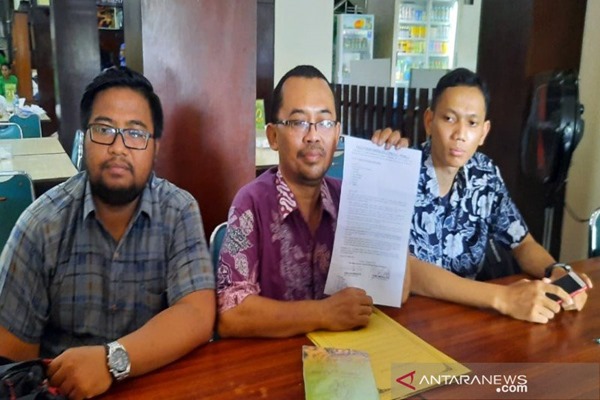 Johan Syafaat Mahanani (tengah) selaku Ketua Paguyuban Warga Solo Peduli Pemilu ( PWSPP)saat memberikan keterangannya di Solo, Selasa./ANTARA-Bambang Dwi Marwoto