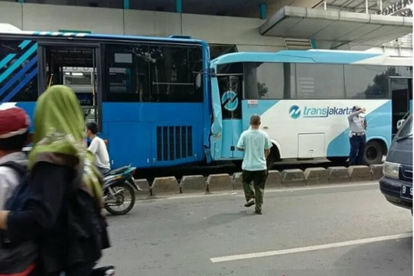  Mengantuk, Sopir Transjakarta Tabrak Bus Transjakarta