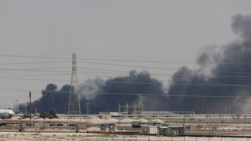 Asap terlihat di fasilitas pabrik minyak Aramco di kota timur Abqaiq, Arab Saudi, yang diserang pada 14 September 2019./Reuters