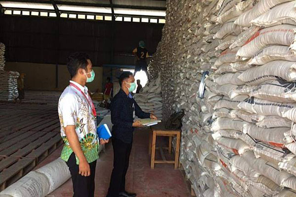 Petugas memeriksa beras di gudang Perum Bulog Divre Provinsi Nusa Tenggara Timur di Kecamatan Alak, Kota Kupang./Antara-Aloysius Lewokeda
