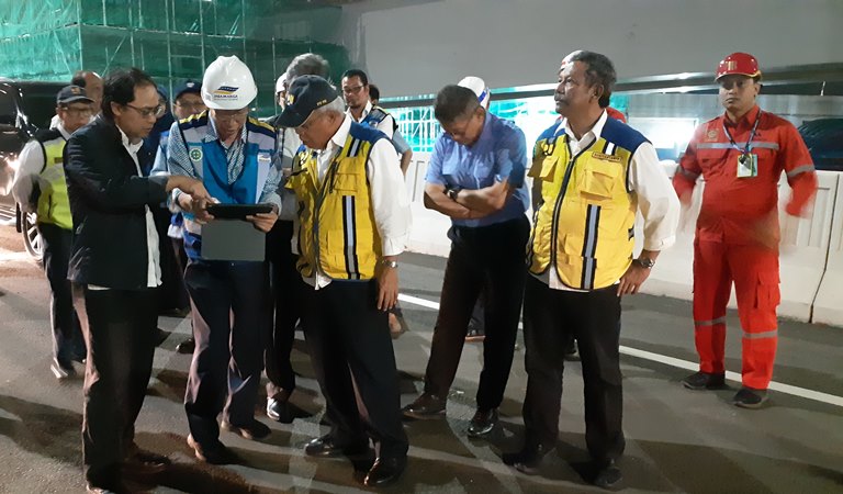Menteri PUPR Basuki Hadimuljono (tengah, berompi kuning) tengah meninjau kesiapan Tol Layang Japek II Sebelum Diresmikan Presiden Joko Widodo./Bisnis-Aprianus Doni