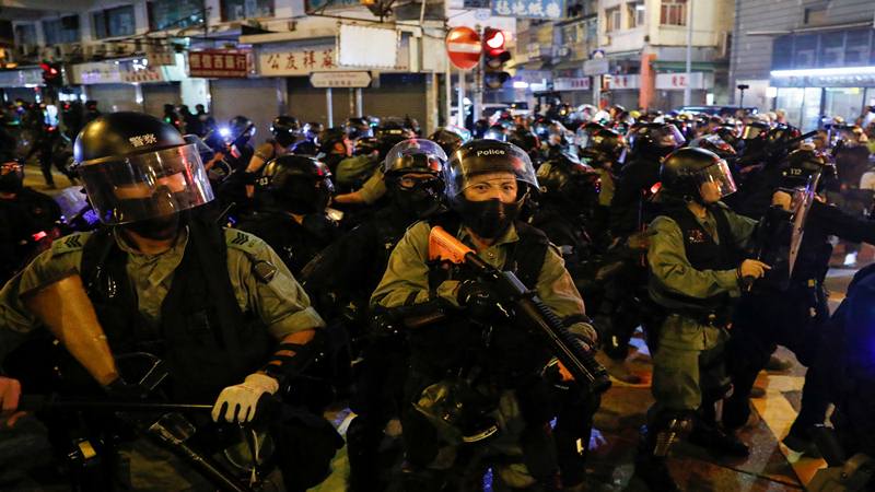 Polisi anti huru-hara berjaga-jaga saat demonstrasi pada Hari Nasional China, di Mong Kok, Hong Kong, Cina 1 Oktober 2019./Reuters