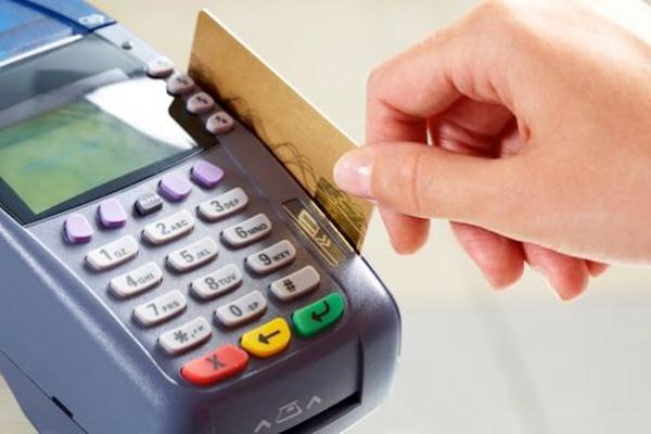  KABAR PASAR 12 DESEMBER: Berpacu Menagih Piutang; Transaksi Kartu Kredit Melambat, Bank Pacu Promosi