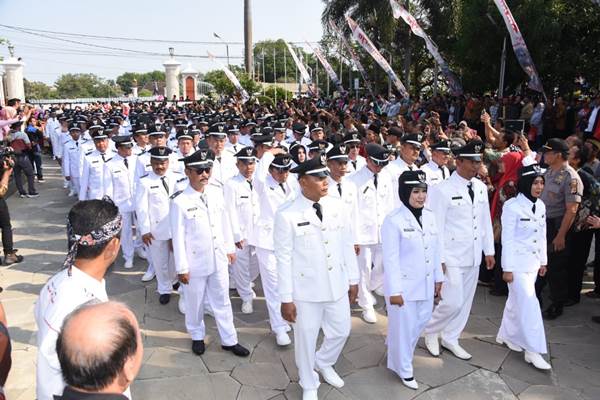 Para kepala desa di Jawa Barat berbaris mengikuti sebuah kegiatan. Jabar menargetkan jumlah Desa Maju dan BUMDes terus bertambah di 2020./Bisnis-Wisnu Wage