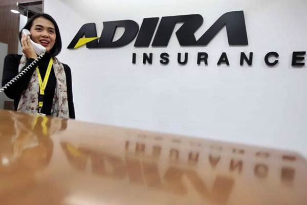 Karyawan beraktivitas di kantor Adira Insurance di Jakarta, Rabu (8/11)./JIBI-Abdullah Azzam