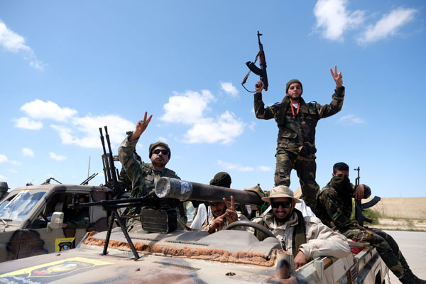 Tentara Nasional Libya di bawah pimpinan Jendral Khalifa Haftar terlihat meninggalkan Benghazi pada hari Minggu 7 April 2019 untuk bergabung dengan pasukan lainnya guna menggempur Tripoli./Reuters-Esam Omran Al Fetori