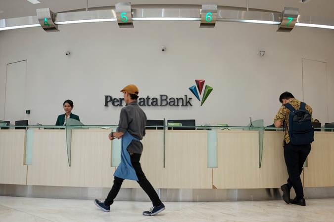 Nasabah bertransaksi di banking hall Bank Permata, di Jakarta, Kamis (27/6/2019)./Bisnis-Felix Jody Kinarwan