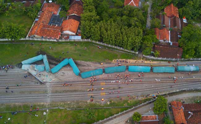  Kereta Api Barang 2704 Anjlok