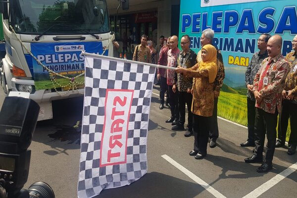  Bulog & TPID Jatim Menyuplai 4.000 Ton Beras ke Luar Daerah