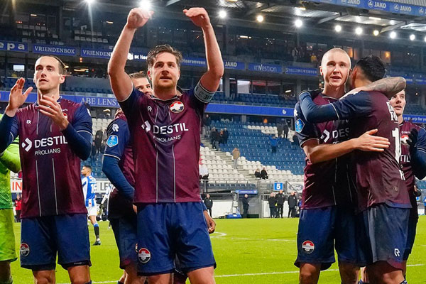 Para pemain Willem II Tilburg merayakan kemenangan atas Heerenveen./Twitter@WillemII
