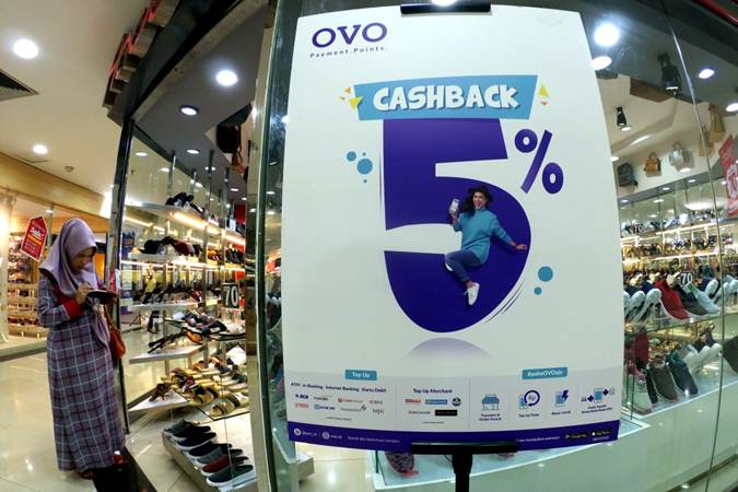 Poster promo platform pembayaran digital OVO terpampang di salah satu gerai fesyen pusat perbelanjaan di Bandung, Jawa Barat, Kamis (28/2/2019)./Bisnis-Rachman