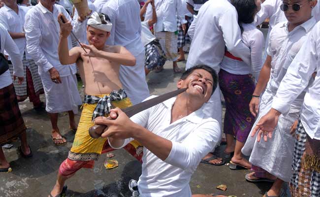  UPACARA NANGLUK MERANA DI KUTA