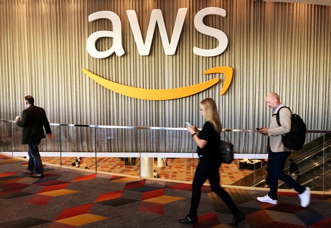 Logo Amazon Web Services terpampang di lokasi konferensi komputasi awan tahunan Amazon.com Inc di Las Vegas, Nevada, AS, Kamis (30/11/2017)./Reuters-Salvador Rodriguez