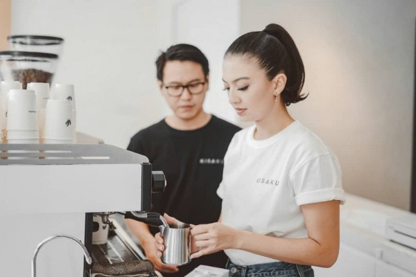 Raline Shah membuat kopi di kedai kopi miliknya, Kisaku, di Jakarta./Istimewa