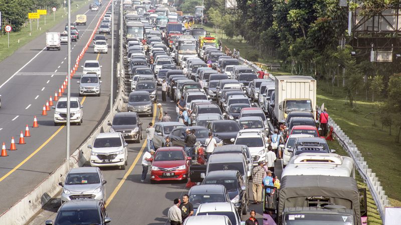 Sejumlah kendaraan memadati jalur Puncak, Bogor, Jawa Barat, Sabtu (21/12/2019)./ANTARA -Yulius Satria Wijaya