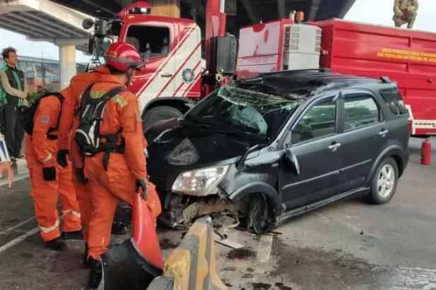  Tabrak Pembatas Busway di DI Panjaitan, Mobil ini Ringsek Berat