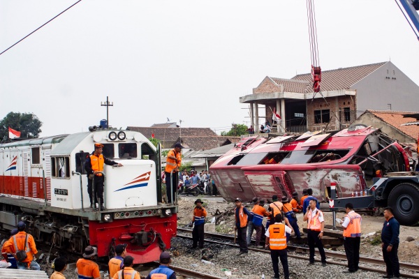  Nekat Terobos Perlintasan Kereta, Tujuh Orang Tewas Ditabrak KA Parahyangan