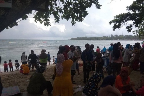  Kawasan Wisata Pantai Carita Berangsur Ramai