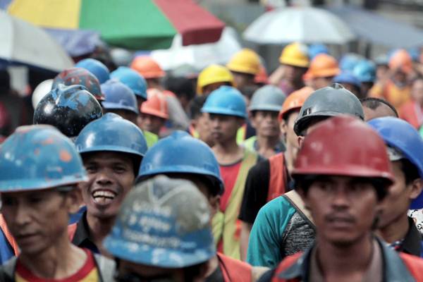Para pekerja seusai beraktivitas, di Jakarta, Senin (9/10)./JIBI-Nurul Hidayat