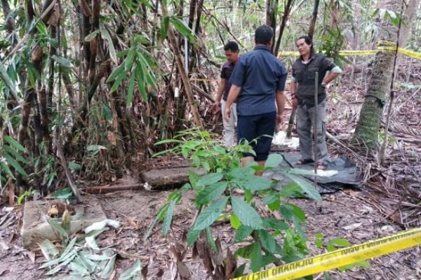 Tiga petugas kepolisian mengecek tempat penemuan kerangka manusia di Dusun Karangjati, Desa Bangunjiwo, Kecamatan Kasihan, Kabupaten Bantul, Senin (23/12/2019). /Suara- Baktora
