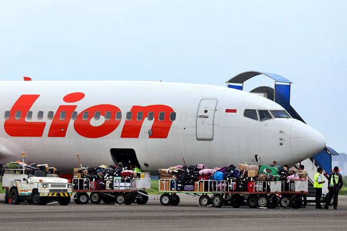 Pekerja melakukan bongkar muat bagasi penumpang pesawat Lion Air, di Bandara Husein Sastranegara Bandung, Jawa Barat./Bisnis-Rachman