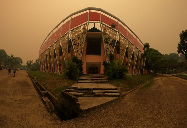 Warga beraktivitas di GOR Kota Baru yang diselimuti kabut asap kebakaran hutan dan lahan (karhutla), Jambi, Senin (14/10/2019)./ANTARA-Wahdi Septiawan