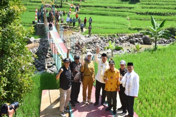  Uu Resmikan Jembatan Gantung Desa di Cianjur