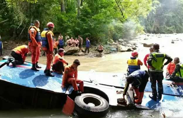  Kecelakaan Maut Bus Sriwijaya: Pencarian Korban Dilanjutkan