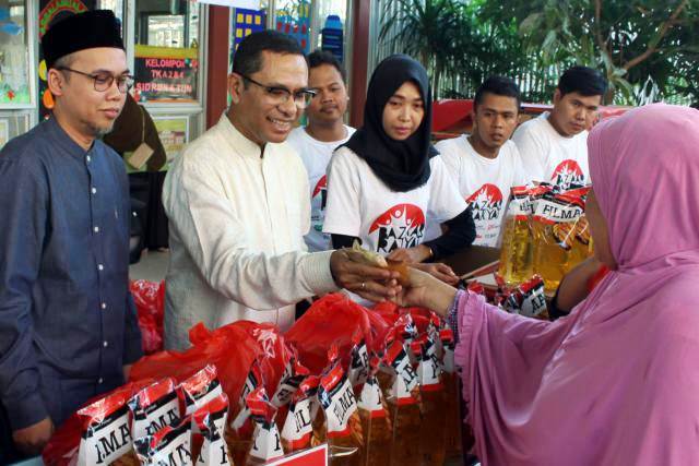 Saleh Husin (kedua kiri) saat menjalankan aktivitasnya sebagai Ketua Umum Yayasan Muslim Sinar Mas menghadiri acara bazar rakyat di Tangerang, Jumat (24/5/2019)./Bisnis-Abdullah Azzam