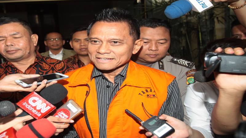 Presiden Komisaris PT Mugi Rekso Abadi (MRA) Soetikno Soedarjo (tengah) dengan baju tahanan meninggalkan gedung KPK di Jakarta, Rabu (7/8/2019)./Antara