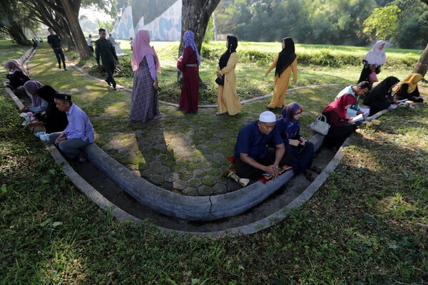  Pekuburan Massal Ramai Dikunjungi Kenang Tsunami Aceh
