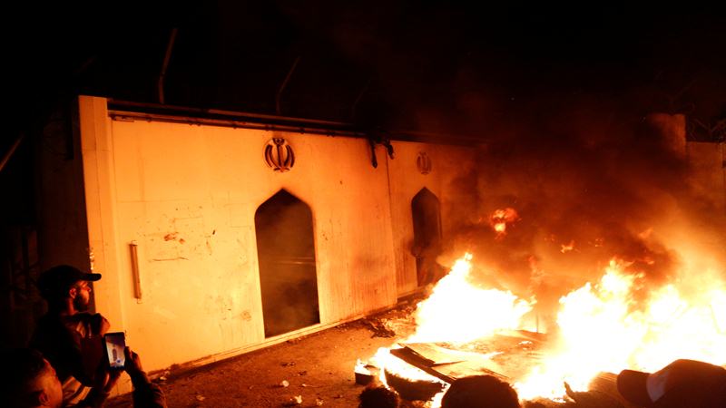 Demonstran melakukan pembakaran di depan konsulat Iran ketika berkumpul selama protes anti-pemerintah yang berlangsung di Najaf, Irak 27 November 2019./Reuters