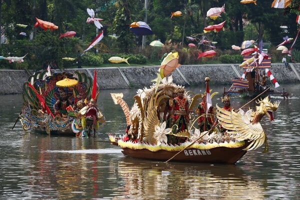  Antisipasi Banjir, Pemkot Surabaya Keruk Sungai Kalimas