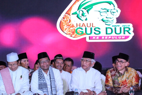  Hadiri Haul Gus Dur, Mahfud MD Dinasihati Gus Mus