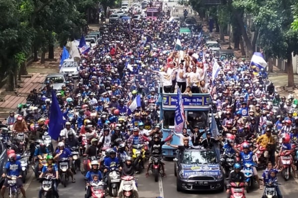  Juara Liga, Tim Persib Putri Disambut Ribuan Bobotoh Konvoi Keliling Bandung