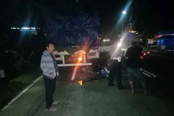  Motornya Tabrak Truk Tronton, Penjual Tempe Besengek Tewas Seketika