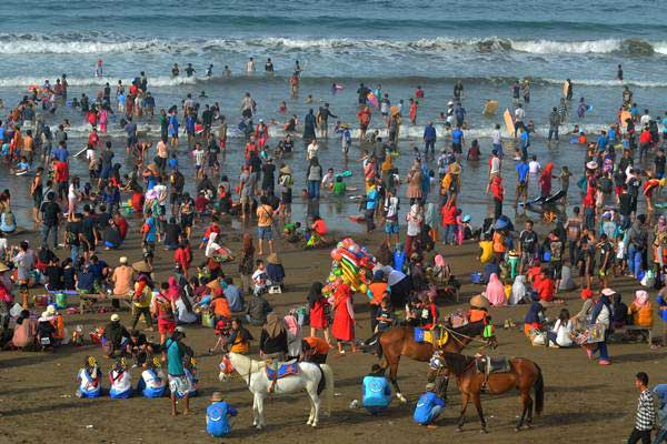  Brimob Bantu Pengamanan Lonjakan Kunjungan Wisatawan di Pangandaran