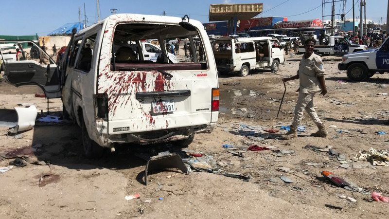 Aparat keamanan menyelidiki tempat kejadian ledakan bom mobil di pos pemeriksaan di Mogadishu, Somalia, Sabtu (28/12/2019). /ANTARA/REUTERS/FEISAL OMAR.