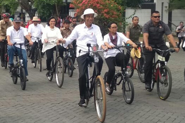 Presiden Joko Widodo saat menaiki sepeda mengelilingi Kota Lama Semarang pada Senin 30 Desember 2019./Bisnis-Alif Nazzala Rizqi