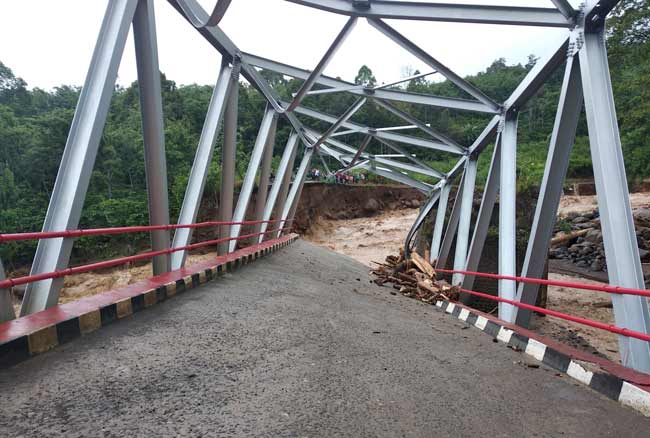  JEMBATAN PUTUS DITERJANG BANJIR BANDANG