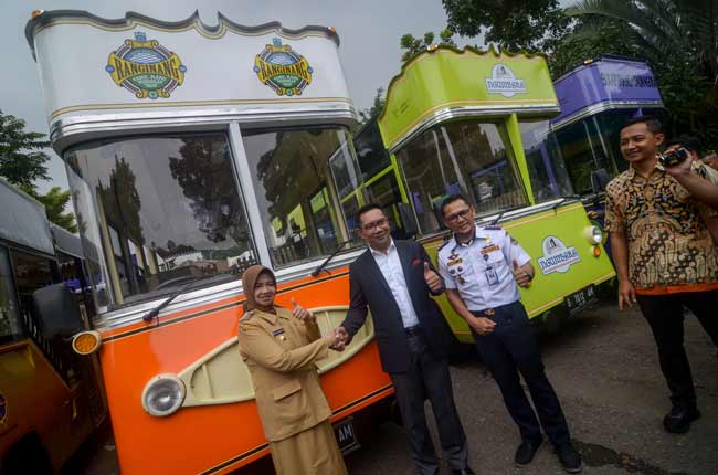  PENYERAHAN BUS WISATA