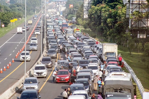 Sejumlah kendaraan memadati jalur Puncak, Bogor, Jawa Barat, Sabtu (21/12/2019)./ANTARA-Yulius Satria Wijaya