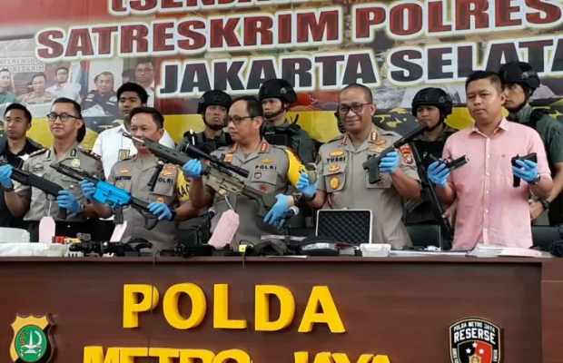  Polisi Temukan Senpi Laras Panjang Hingga Granat di Rumah Koboi Kemang