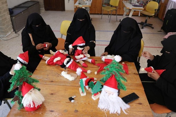  Perempuan Muslim di Gaza Tebarkan Keceriaan Natal