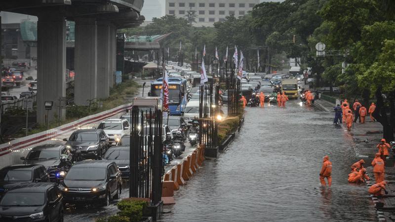Ilustrasi. Kendaraan melintas di samping genangan banjir di Jalan HR Rasuna Said, Kuningan, Jakarta, Selasa (17/12/2019). /Antara